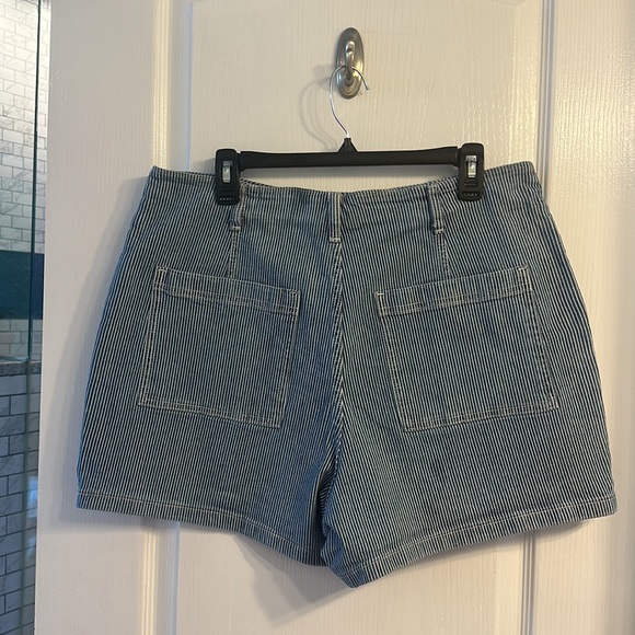 Universal threads size 14 shorts. - Picture 2 of 2